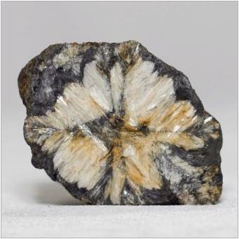 Андалусит: Характеристики, видове и свойства на камък