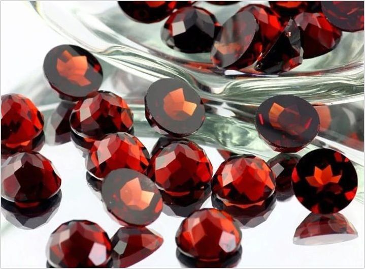 Червени камъни: изгледи, свойства и обхват на приложение