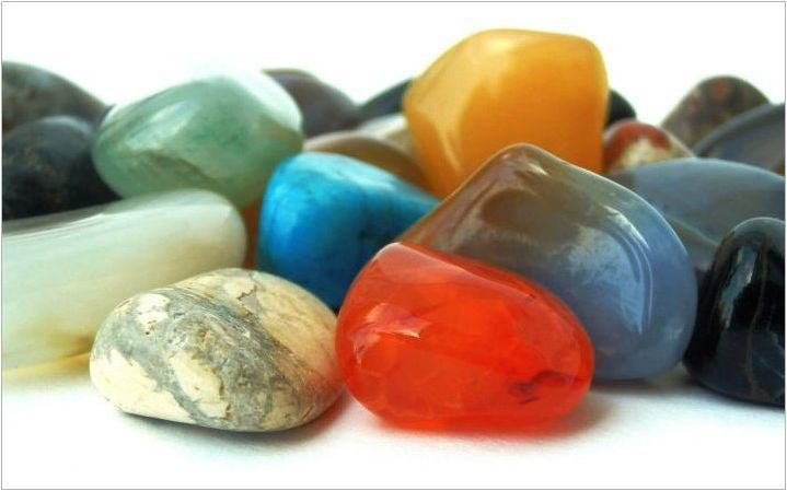 Полу-скъпоценни камъни: свойства, имена и подбор