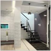 Дизайн на входно антре с стълбище в частна къща