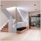 Дизайн на входно антре с стълбище в частна къща