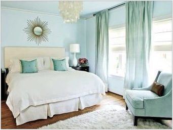 Какви завеси се вписват в сините тапети в спалнята?