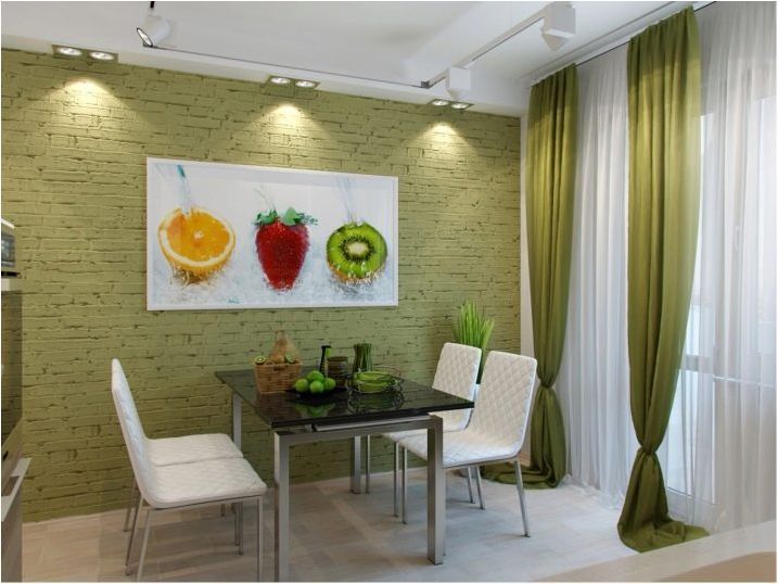 Опции за дизайн на стените в близост до масата в кухнята