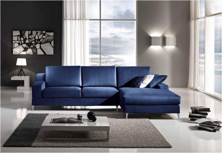Синята дивана във вътрешността на хола