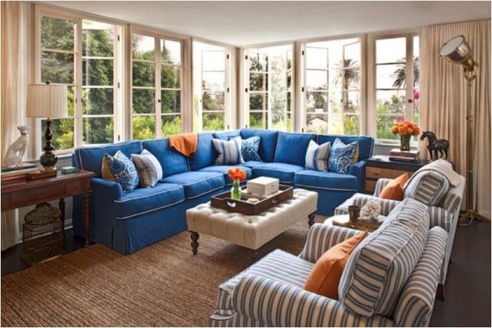 Синята дивана във вътрешността на хола
