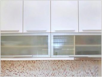 Стъклени фасади за кухнята: какви са и как да се грижат за тях?