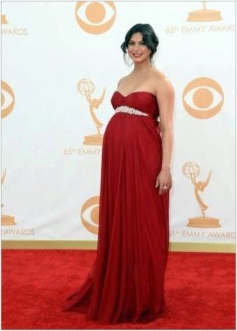Червена рокля за бременни жени