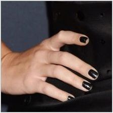 Характеристики на черен маникюр за къси нокти