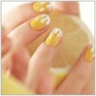 Характеристики на жълт маникюр на къси нокти