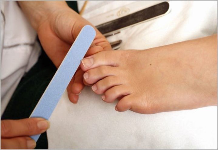 Как да се грижим за ноктите на краката у дома?