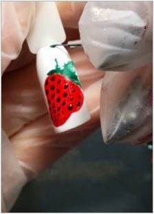 Как да си направим маникюр с ягода по ноктите?