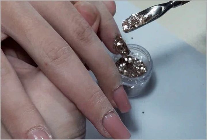 Как да си направим разтягащи искри върху ноктите?