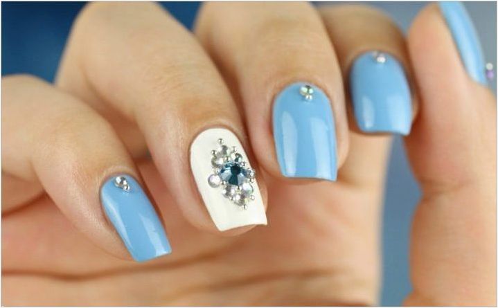 Колко красива да прави ноктите в бели и сини тонове?