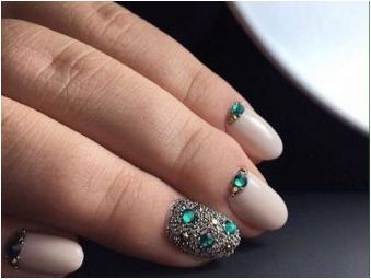 Опции за дизайн на ноктите с камъни