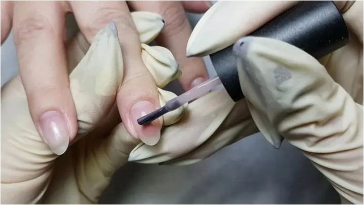 Подравняване на основата на нокътя под гел лак
