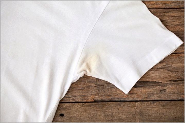 Как да измие петна по дрехите в областта на подмишницата?