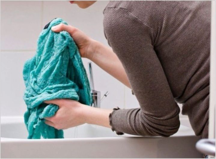 Как да се измие петно ​​от кафе от дрехи?