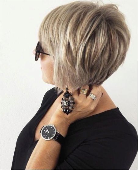 Pixie прическа за къса коса за жени в продължение на 50 години
