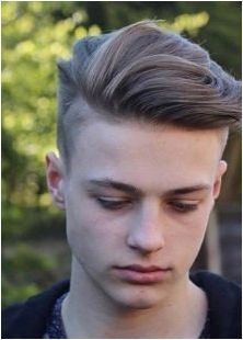 Подстригване с дълги бретон за тийнейджърски момчета