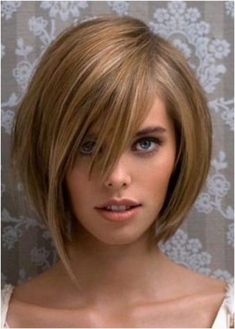 Подстригване с наклонени бретон на средна коса