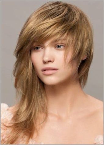Разкъсани прически на средна коса: характеристики, разновидности, селекция, полагане