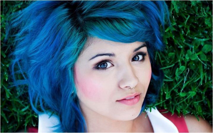Синя коса: нюанси и технология за оцветяване