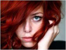 Тъмночервен цвят на косата: Кой е подходящ и как да го получим?