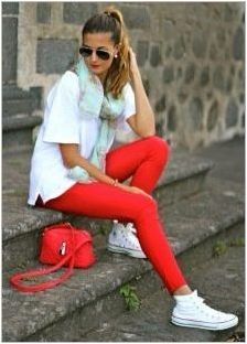 Какво да носят червени панталони?