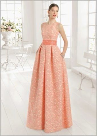 Peach рокля - за нежно изображение