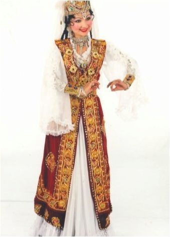 Узбекски костюм