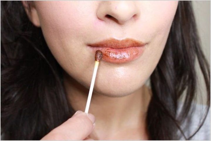 Европейските жени намериха необичаен и странен начин за увеличаване на устните без операции и хирурзи