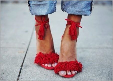Червени сандали