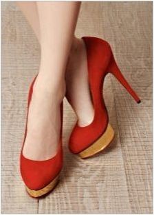 Червени велурени обувки