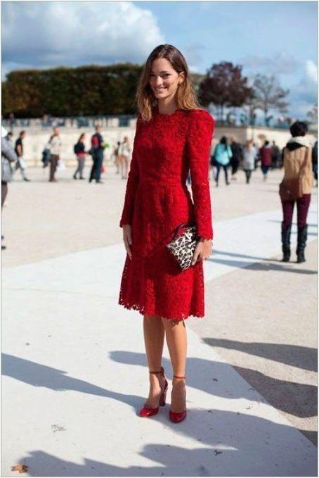 Каква цветова рокля е по-добре да се вземе под червените обувки?