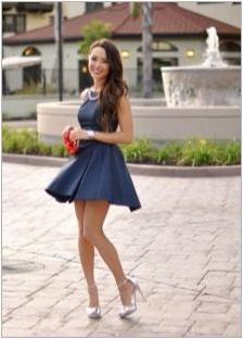 Какви обувки годни за синя рокля?