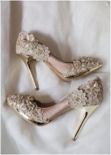 Обувки с цветя