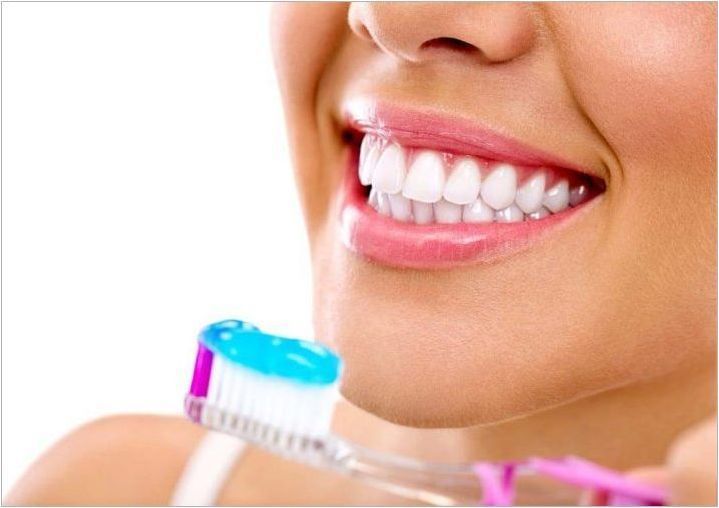 Как да почистите зъбите си без четка за зъби и паста?