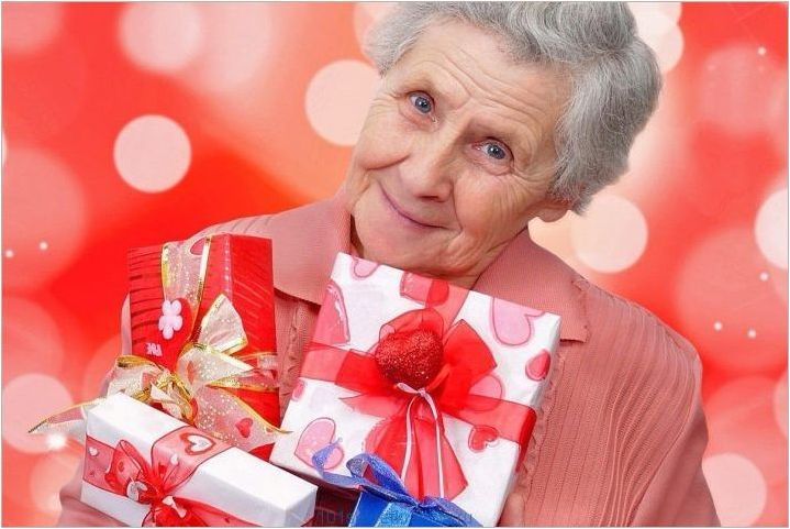 Какво да дадете за рожден ден на възрастните хора?