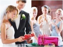 Изберете подарък на младоженеца от булката до сватбата
