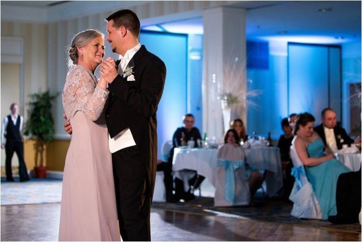 Син танц и майки на сватбата - трогателна сватбена традиция