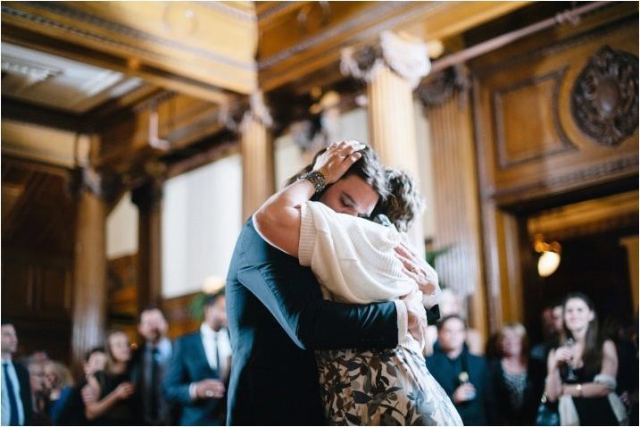 Син танц и майки на сватбата - трогателна сватбена традиция