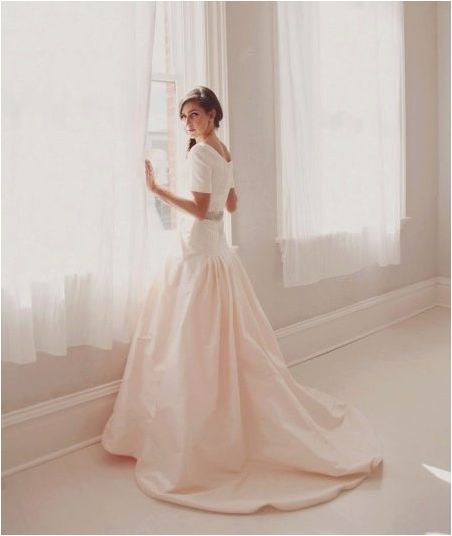 Скромна сватбена рокля - идеално решение за шапчета булки