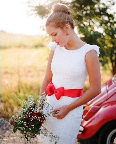 Сватбена рокля с червен колан - поставяме грандиозните акценти