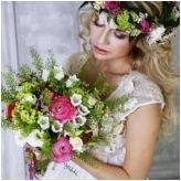 Сватбени прически с цветя: Преглед на най-добрите опции за полагане и методи за тяхното изпълнение