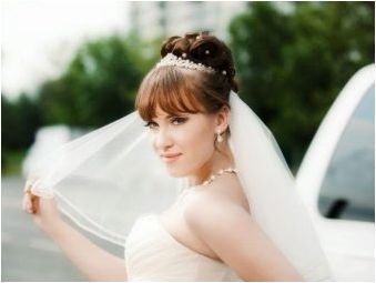 Сватбени прически с диадема: опции за полагане на празника и методите на тяхното изпълнение