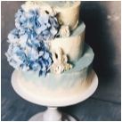 Сватбени торти с живи цветя: функции и възможни опции