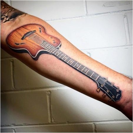 Стойността и скиците на татуировката под формата на китара