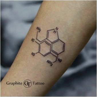 Татуировка под формата на формула на серотонин и допамин