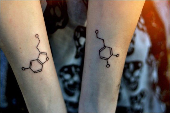 Татуировка под формата на формула на серотонин и допамин