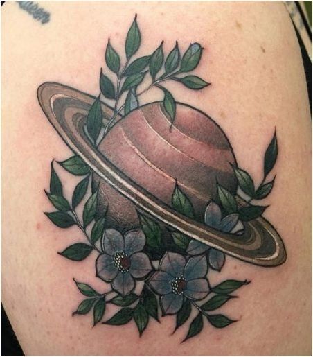 Татуировка под формата на планетата Сатурн